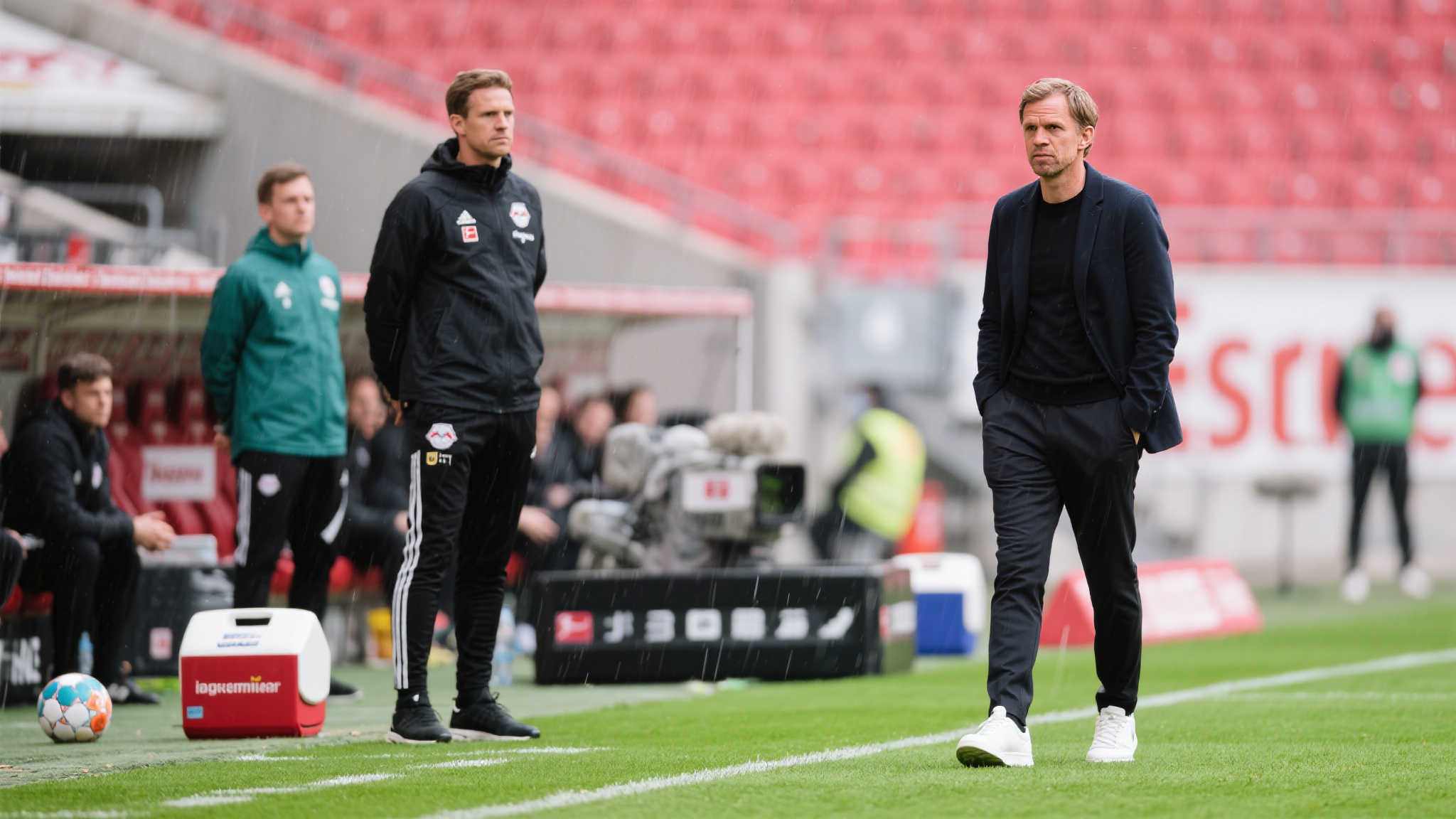 对比其他同时期崭露头角的新生代主帅，他们如朱利安-